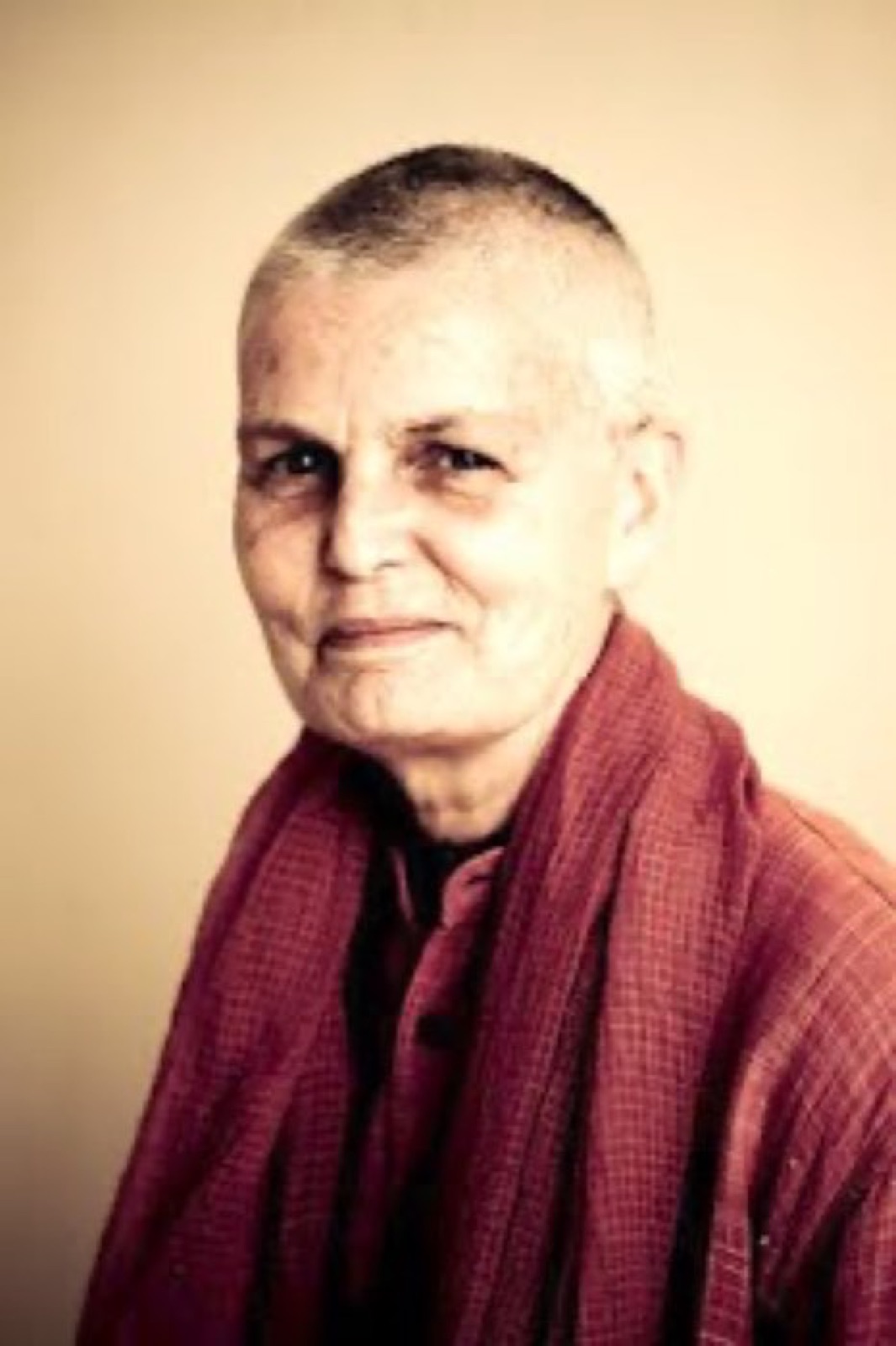 Swami Yogaratna Saraswati, wearing a maroon shawl